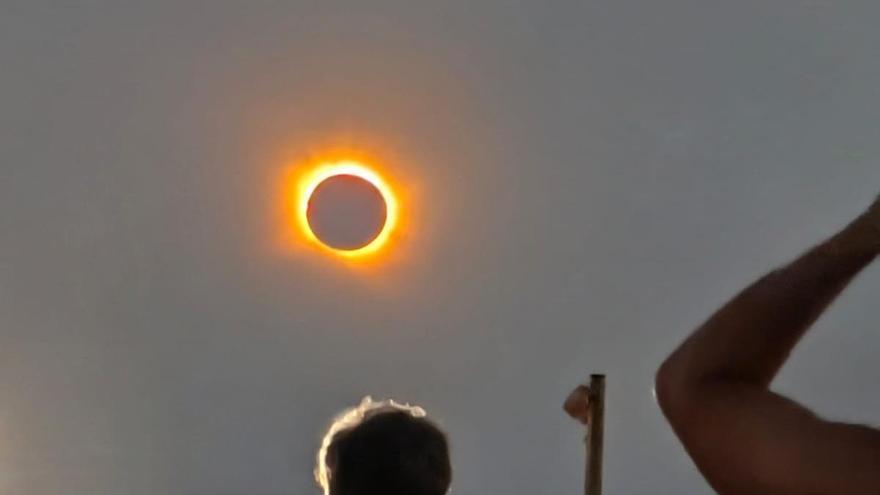 L’eclipsi embruixa Espanya amb un minut de foscor màgic