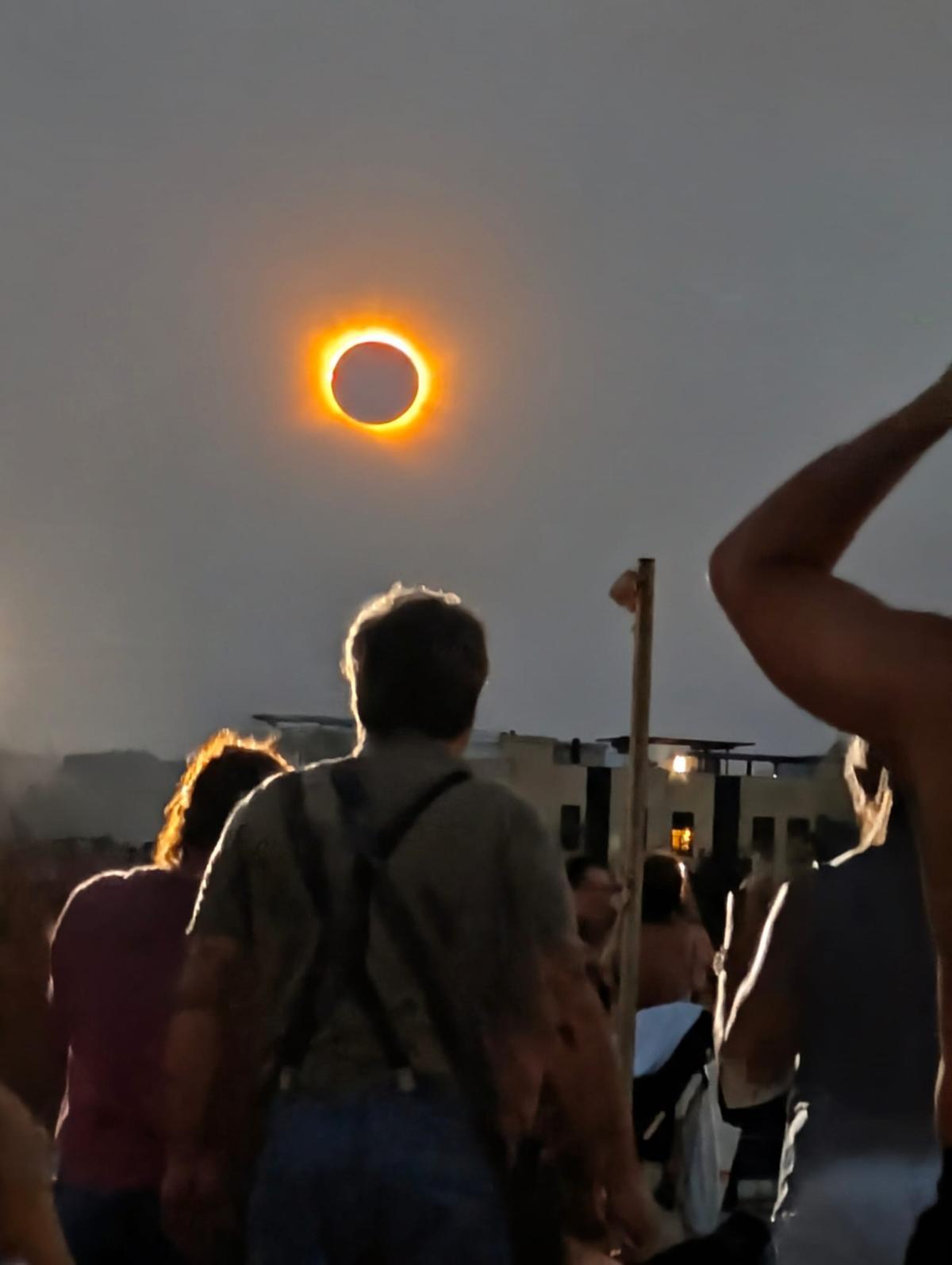 Playa de La Mota de Cubelles durante el eclipse total de sol.