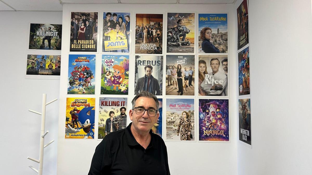 Jose Luis Siurana en el estudio con algunas de las películas y series en las que aparece su voz