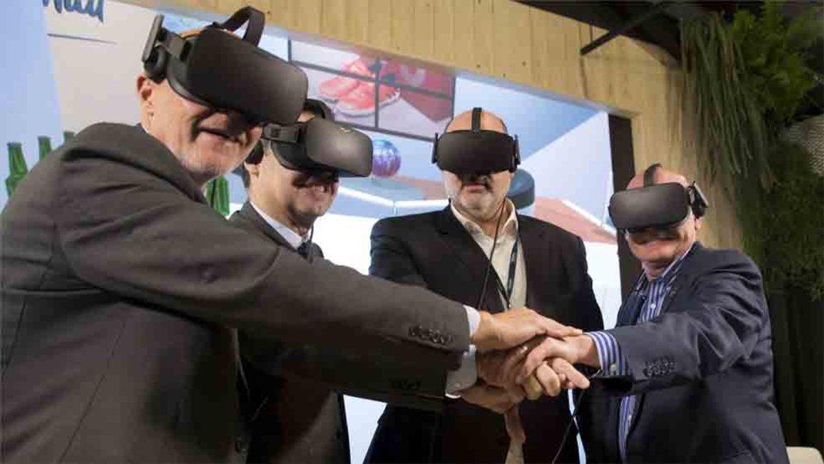 Bartomeu, con unas gafas de realidad virtual en el Mobile World Congress 