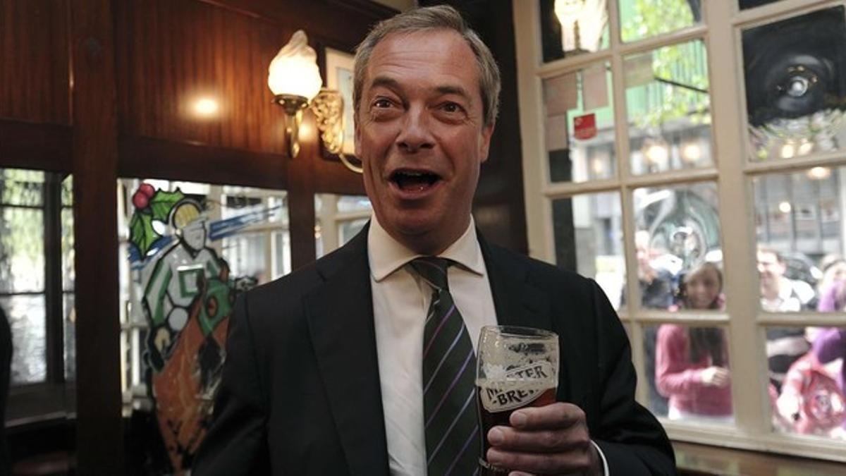 Nigel Farage bebe una pinta de cerveza en un pub de Londres, este lunes.