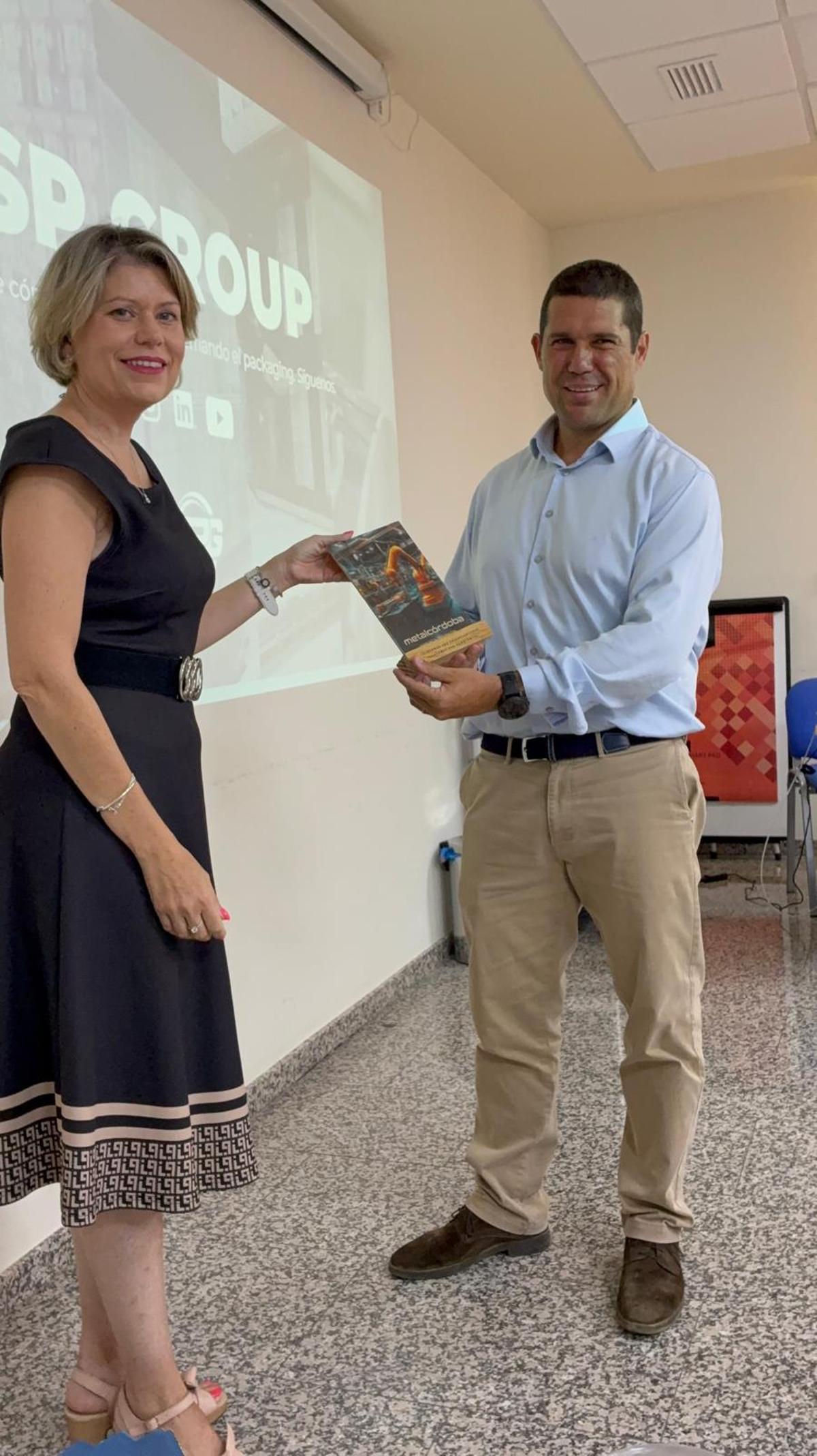 Entrega del reconocimiento de empresa colaboradora a SP Group.