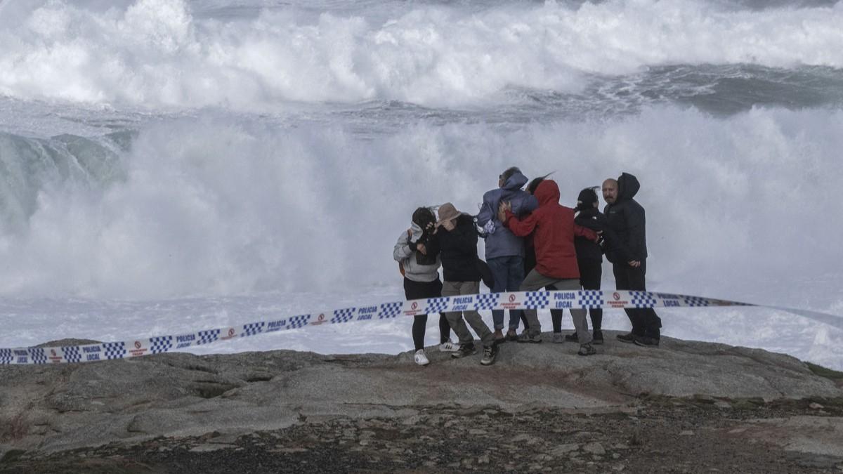Un grupo de personas observan el fuerte oleaje en Muxía
