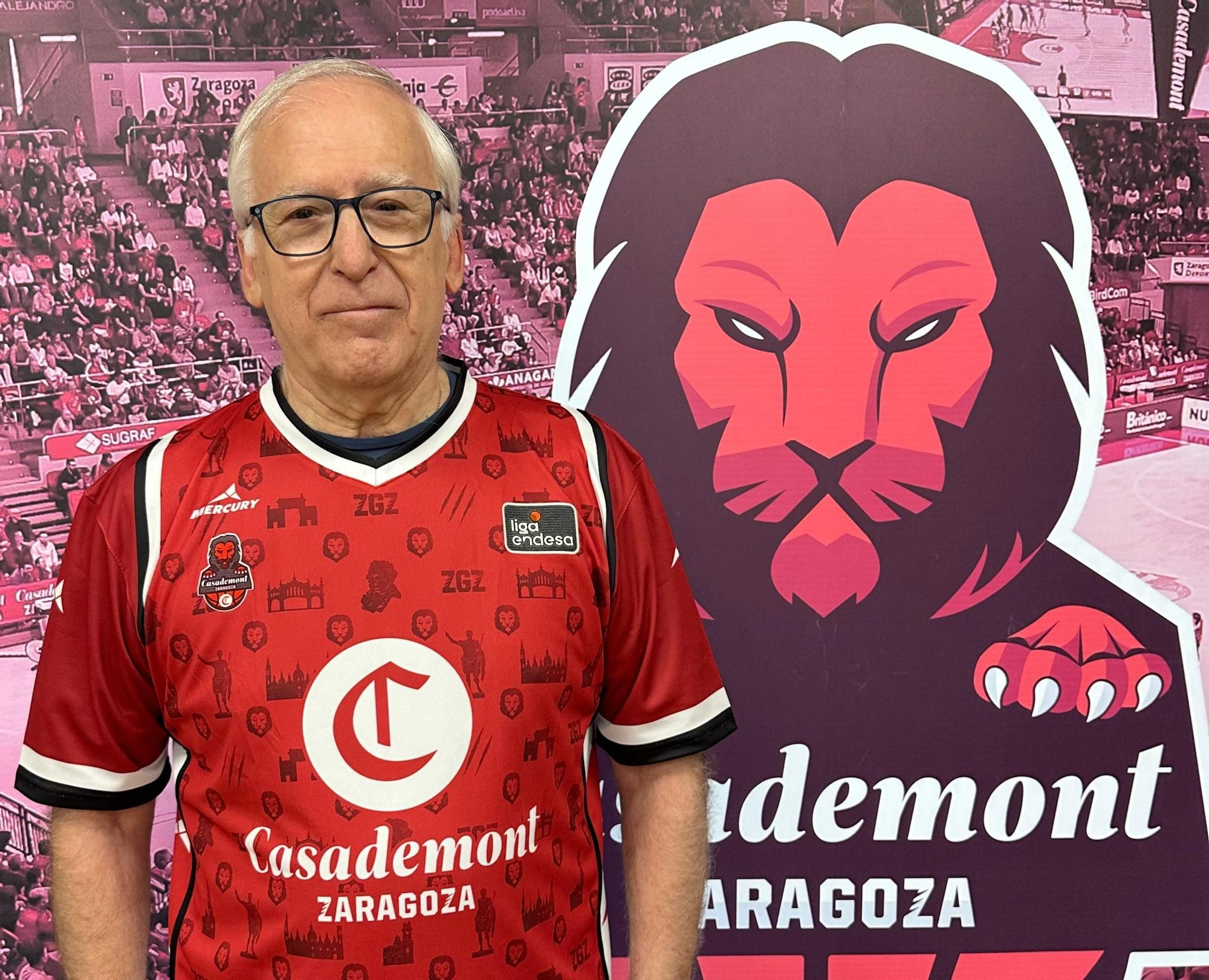 Jesús Luna posa con la camiseta del equipo en la oficinas del Casademont Zaragoza