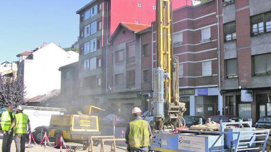 Operarios realizando sondeos en Moreda en la calle de la Estación, zona por donde pasaría el tren-tran del Caudal.