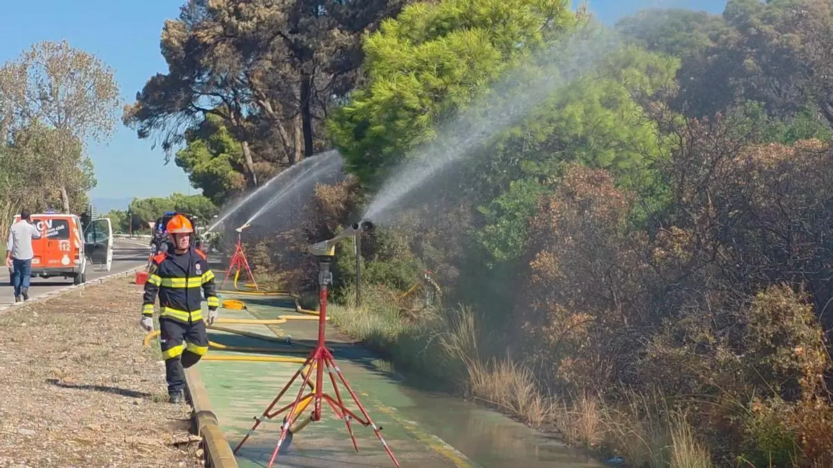 València reabre este lunes carreteras y playas tras los cortes por el incendio del Saler