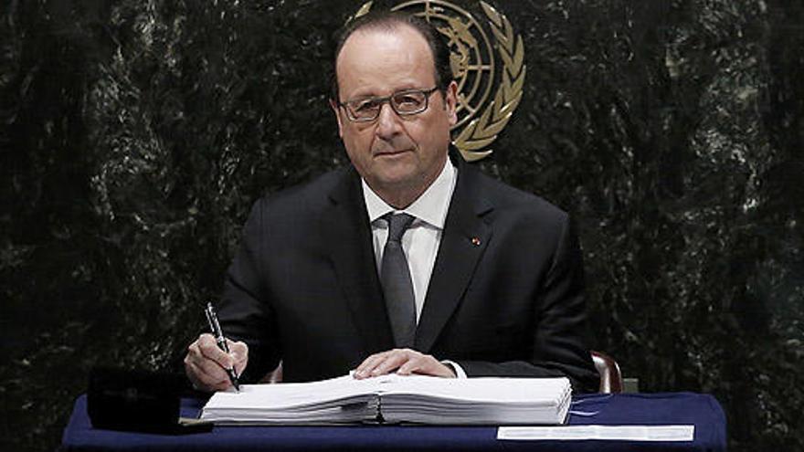 François Hollande firma el acuerdo de París.