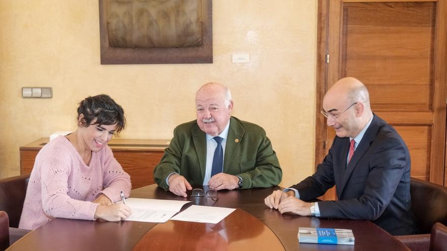 Acto de este martes de Teresa Rodríguez de renuncia a su acta de parlamentaria autonómica ante el presidente del Parlamento, Jesús Aguirre, y del letrado mayor, Manuel Carrasco.