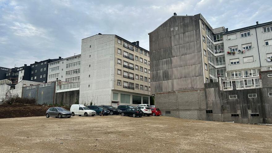 Santa Comba habilita doscientas plazas para aparcar en dos grandes terrenos de la capital municipal