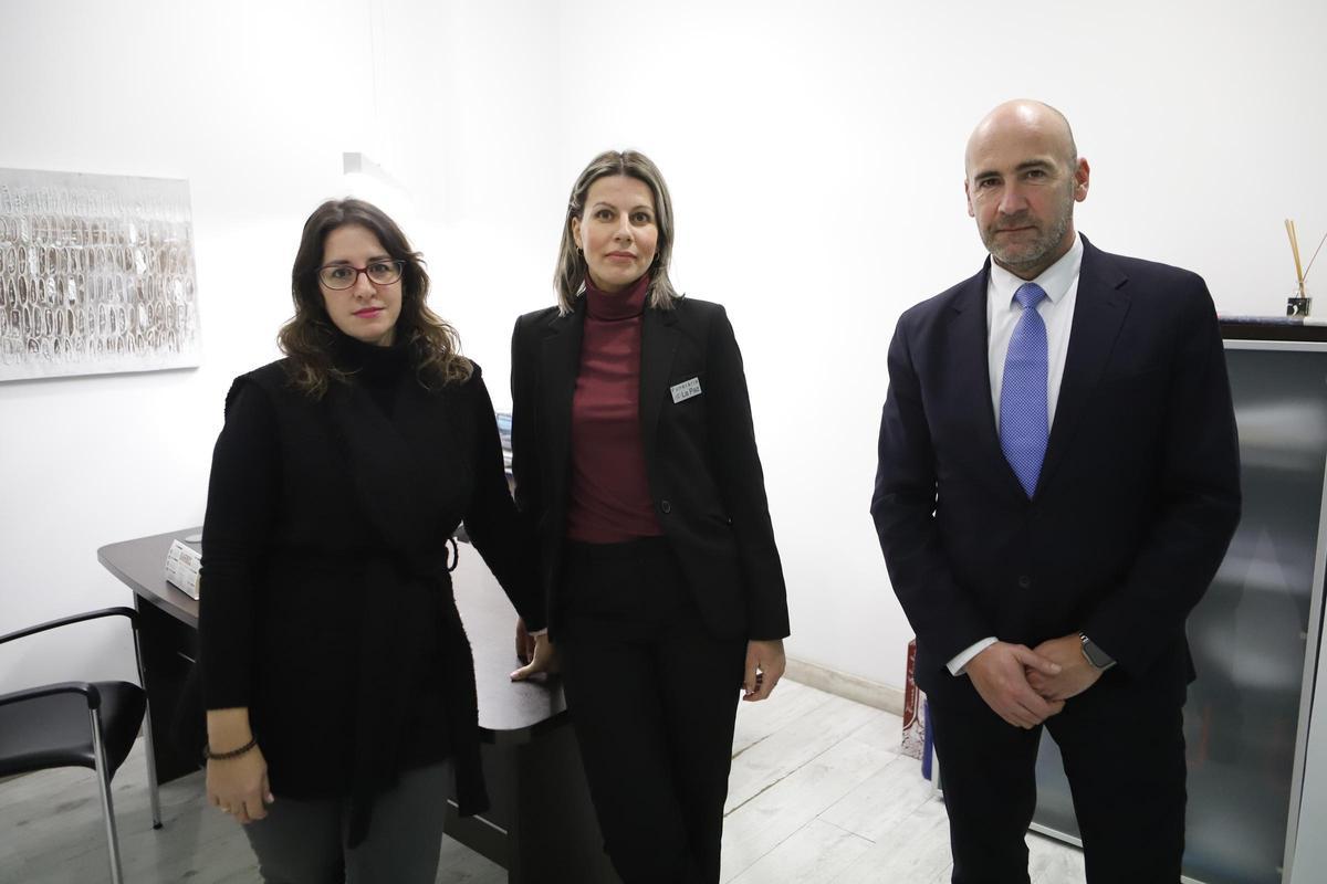 Los empleados de la funeraria La Paz de Zaragoza, una de las que ha iniciado una batalla legal contra el monopolio de Mémora en Torrero.