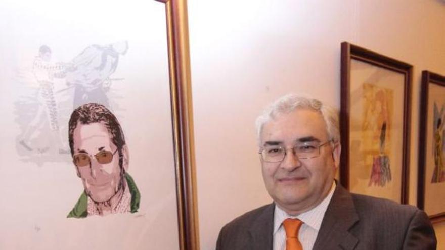 El artista Pepe Moreda ante el retrato del maestro Andrés Vázquez.