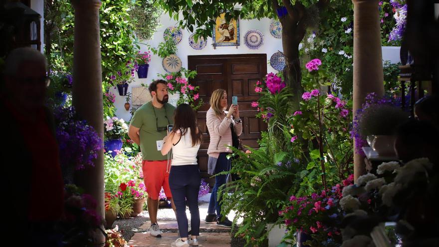 Visitantes disfrutan de la visita a un patio en la barriada de San Lorenzo.