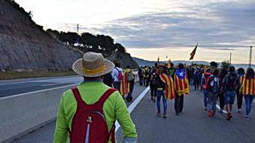 Un home caminant amb crossa