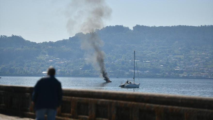 Arde una embarcación de recreo tras explotarle el motor en aguas de Combarro