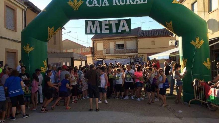 Participantes en la II carrera solidaria organizada en Fuentes de Ropel por Iniciativas Ropelanas.