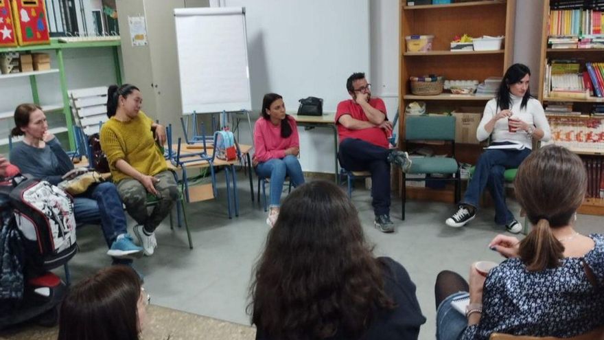 Madres y padre del CEIP Hernán Ruiz asistentes al taller educativo.