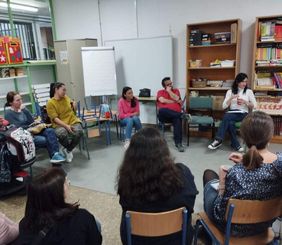 Madres y padre del CEIP Hernán Ruiz asistentes al taller educativo.