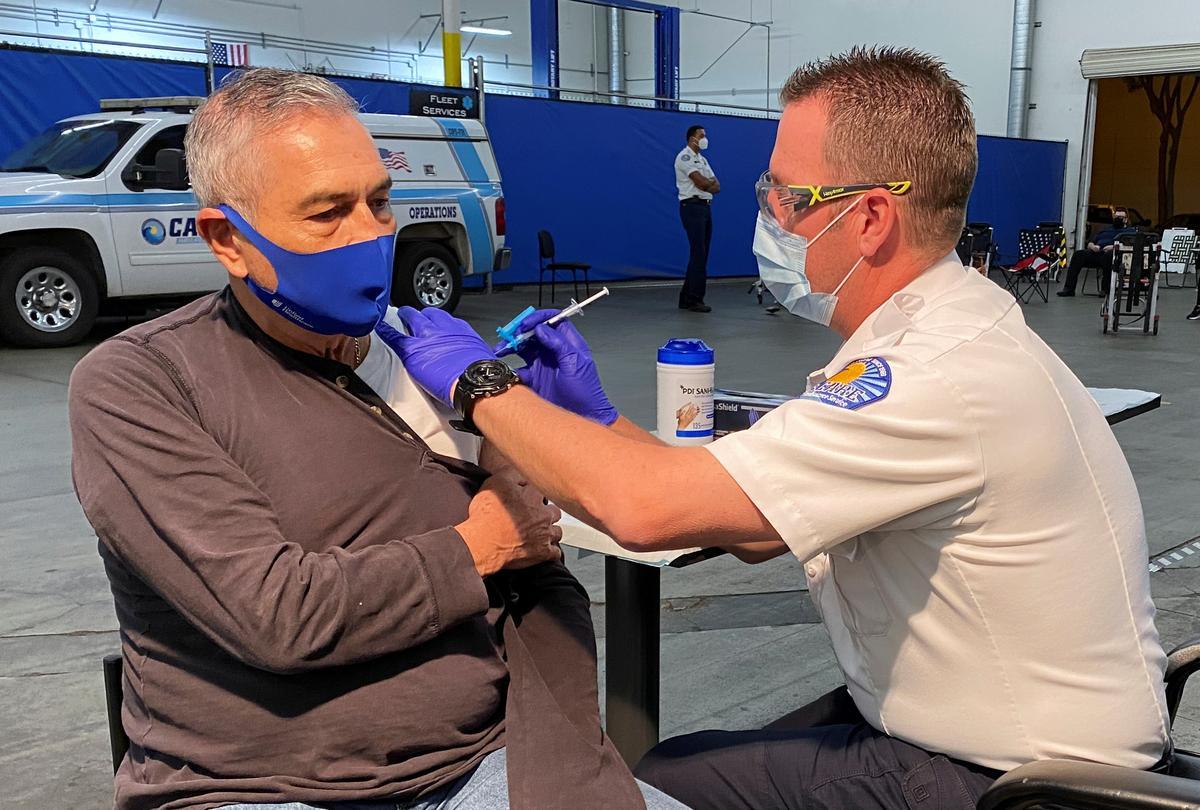 ‘Caçadors’ de vacunes: cues i esperança a Los Angeles