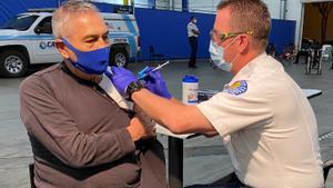 ‘Caçadors’ de vacunes: cues i esperança a Los Angeles