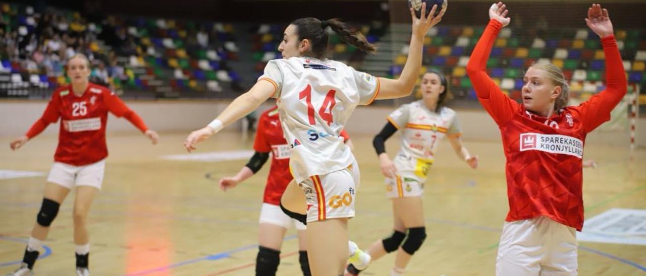 María Carrillo realiza un lanzamiento, durante un partido con la selección española juvenil