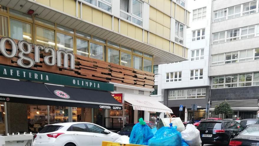 Basura apilada en un contenedor, hoy, sin vaciar.