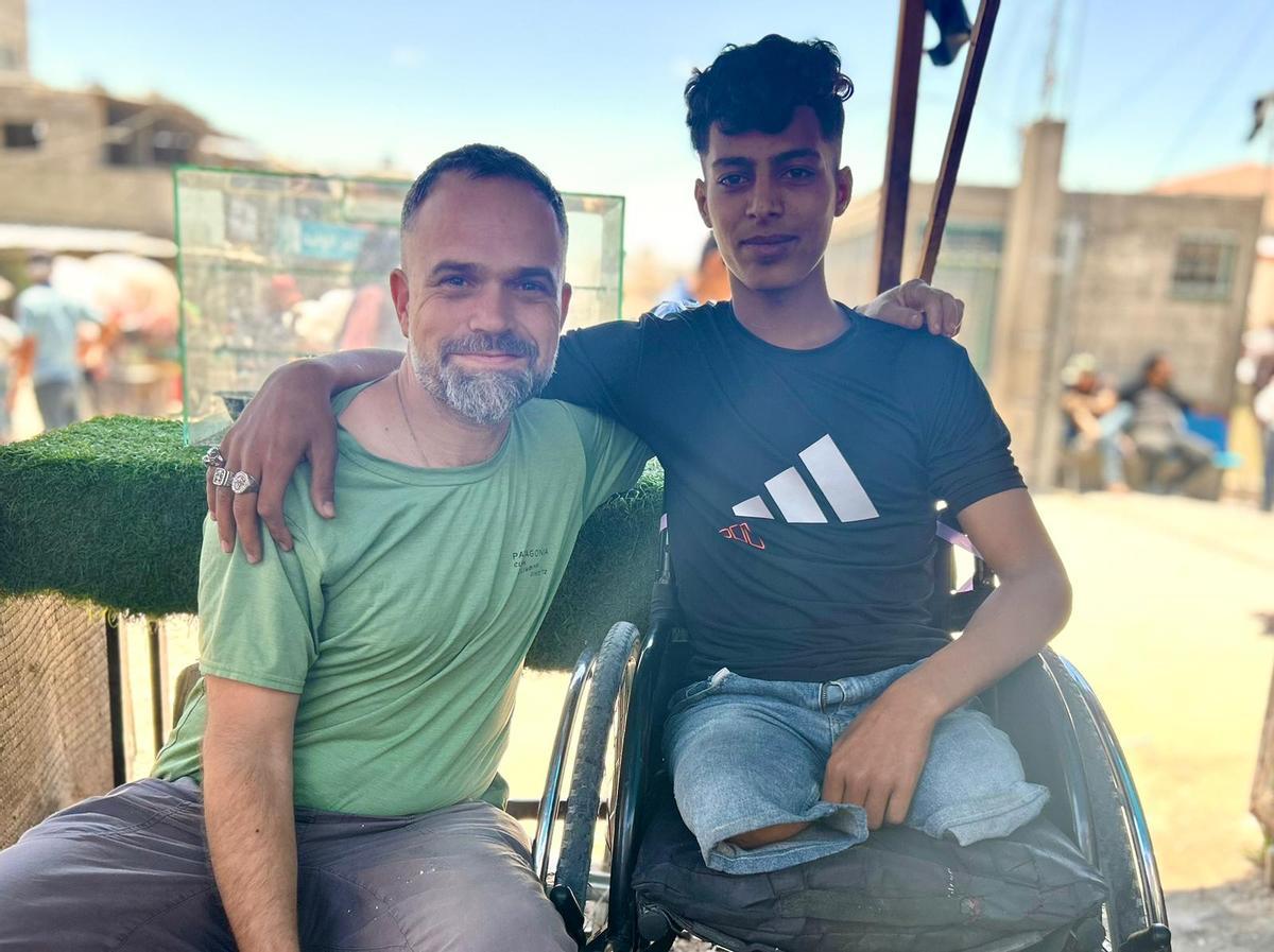 El doctro Raúl Incertis con Suleiman, un joven de 17 años amputado por una bomba israelí.