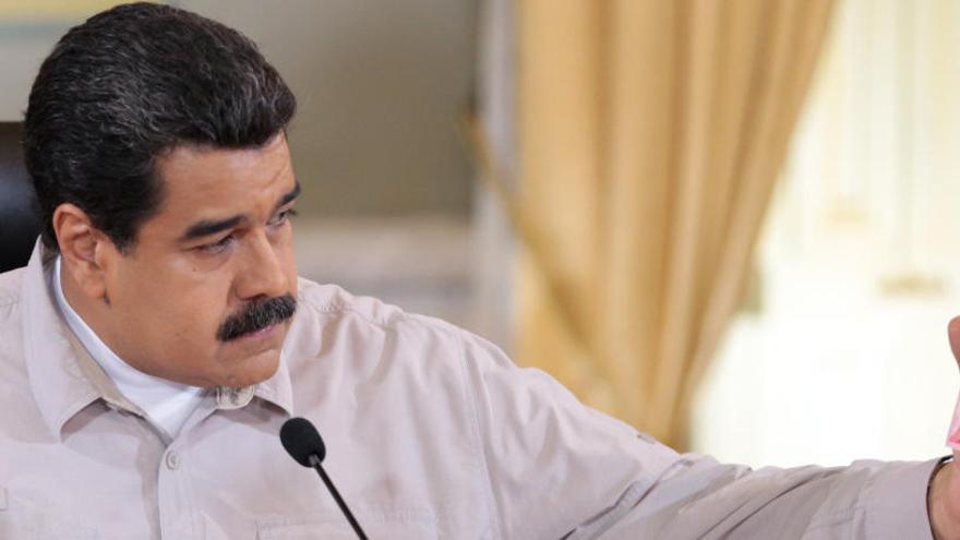 Maduro sosteniendo un billete de 20.000 bolívares.