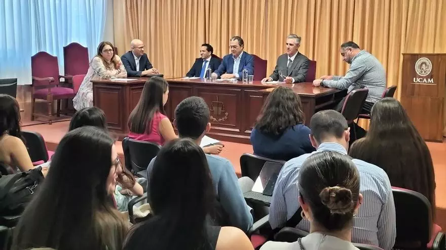 La relación con el mundo profesional es clave en Derecho, Criminología y RR Laborales de la UCAM
