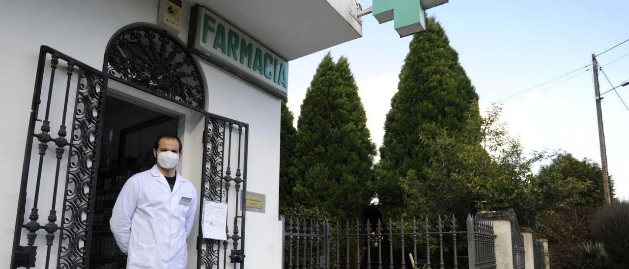 Guillermo Freire Donado posa a las puertas de la farmacia de Oca. | // BERNABÉ