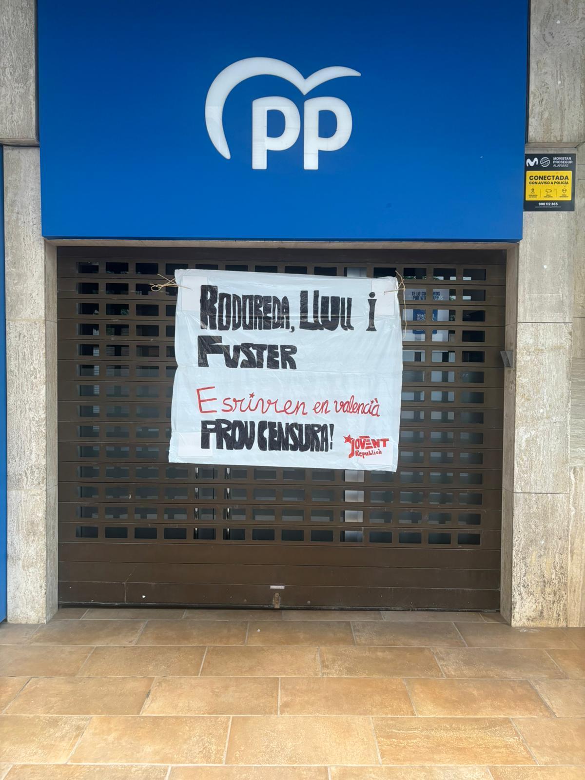 La sede del PPCV con la pancarta con la que ha amanecido este miércoles.