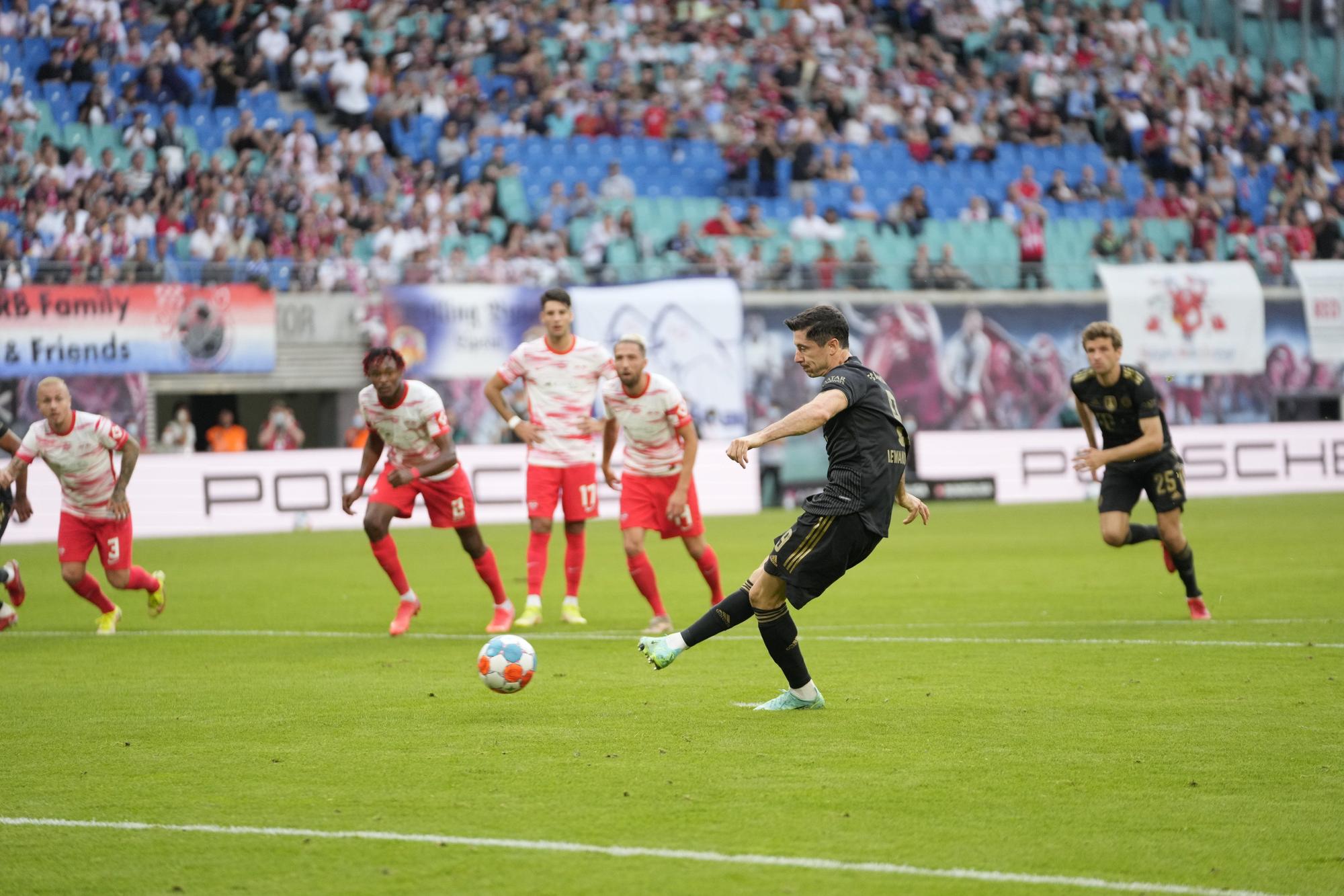 Lewandowski lanza el penalti que supuso el 0-1 del Bayern Múnich.