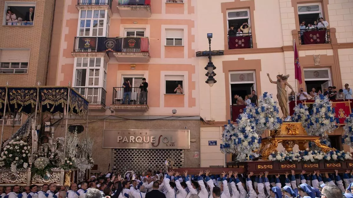 Miles de procesionistas en Cartagena gritan con elegancia que Cristo resucitó