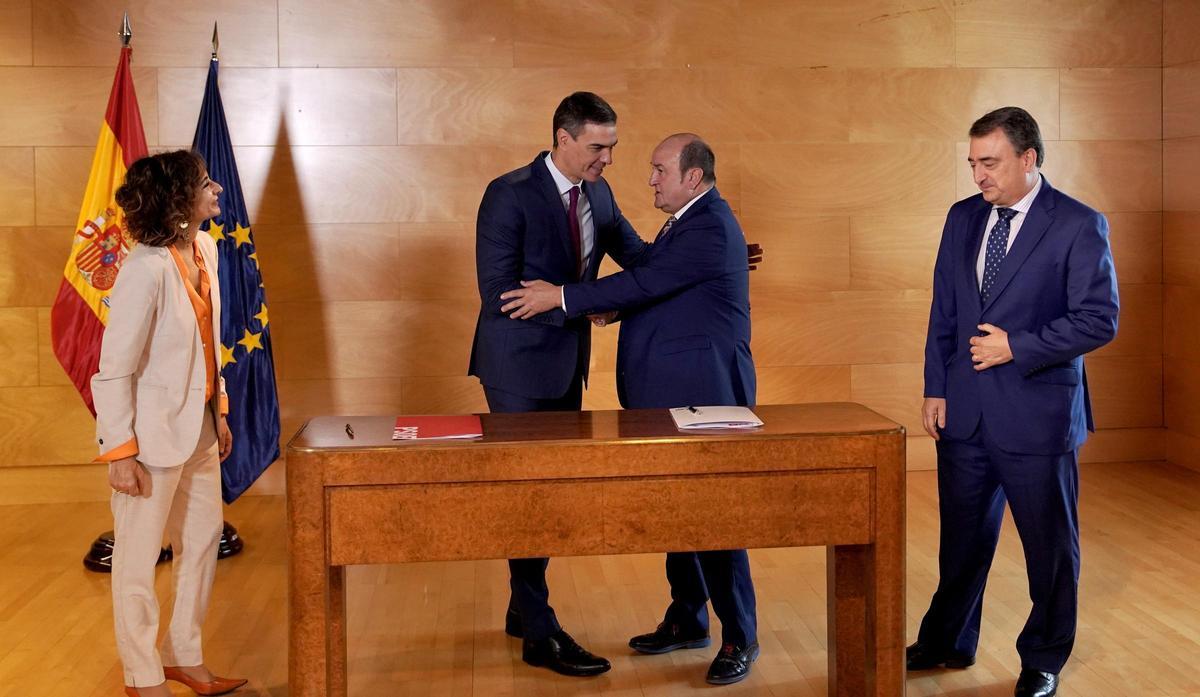 Pedro Sánchez (PSOE) y Andoni Ortuzar (PNV) firman el acuerdo para la investidura en el Congreso de los Diputados