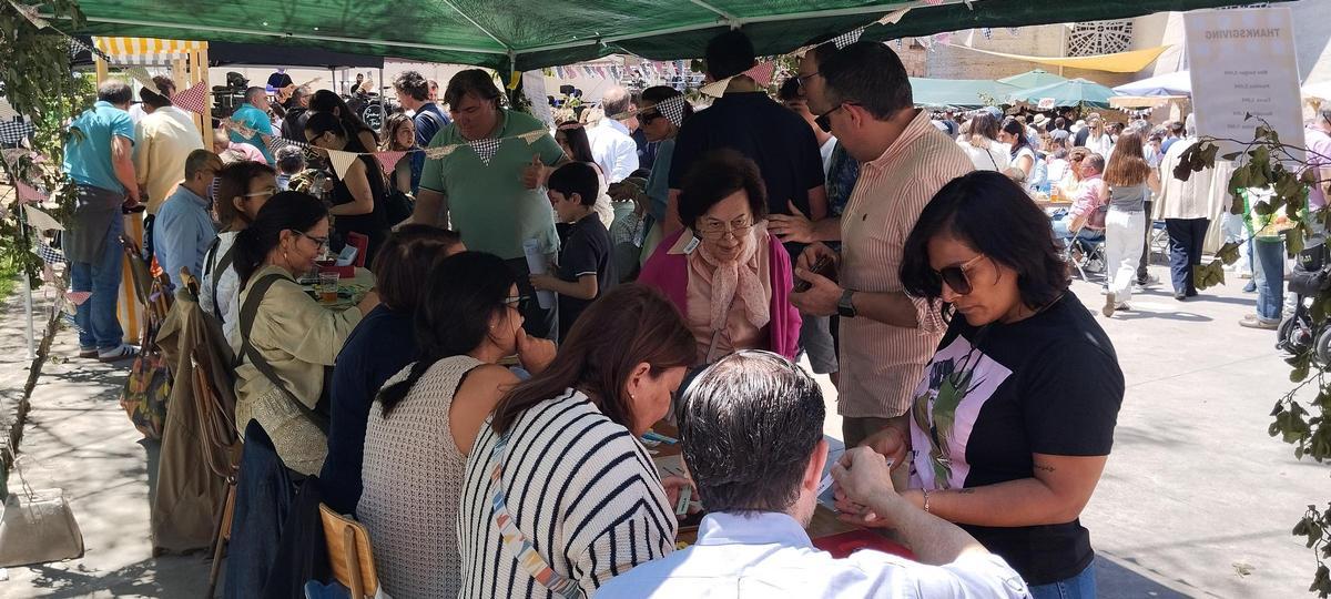 La gente acudía a por más papeletas de comida y agua cada ratito, por el calor y lo rica que estaba la comida casera.