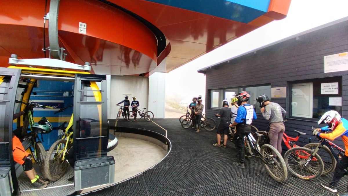 Usuarios cogen la telecabina para usar la bicicleta de montaña. | A. Velasco