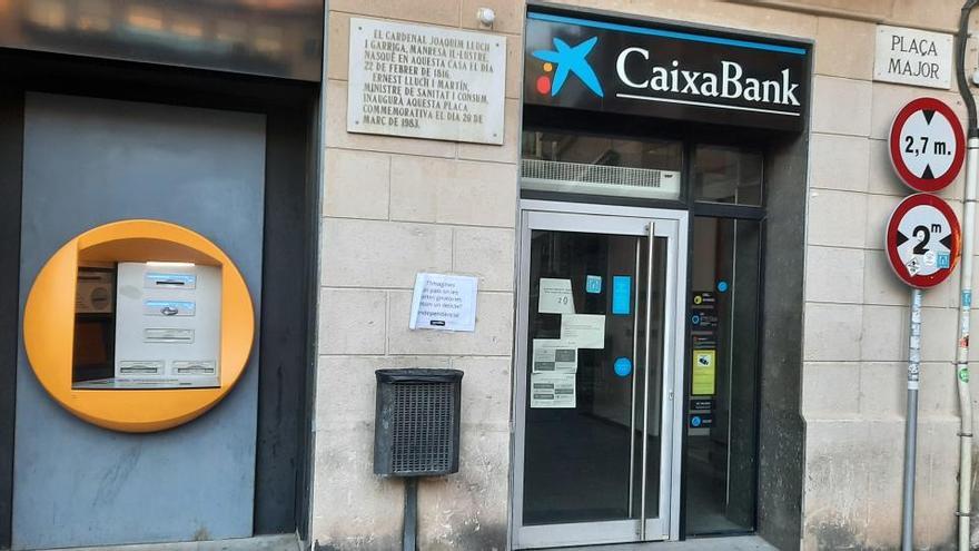 Imatge de l&#039;Oficina de la Caixa a la plaça Major