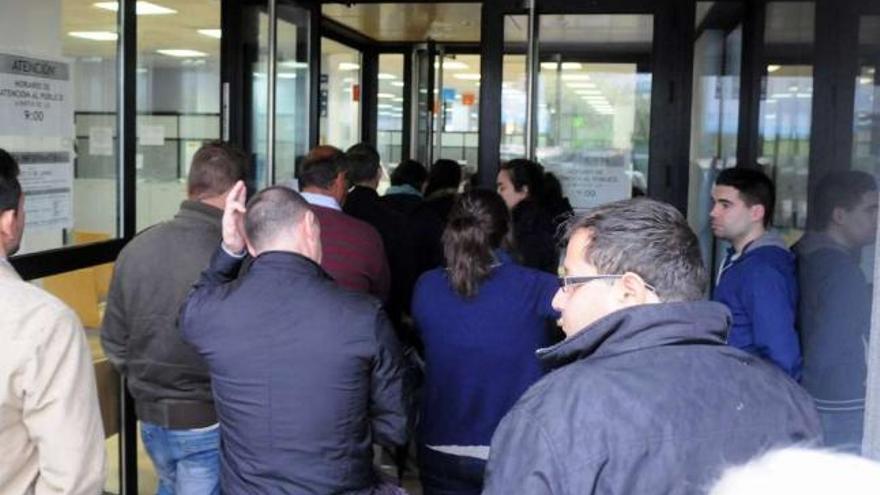 Desempleados, ayer, entrando en una de las dos oficinas de empleo en Pontevedra.  // Gustavo Santos