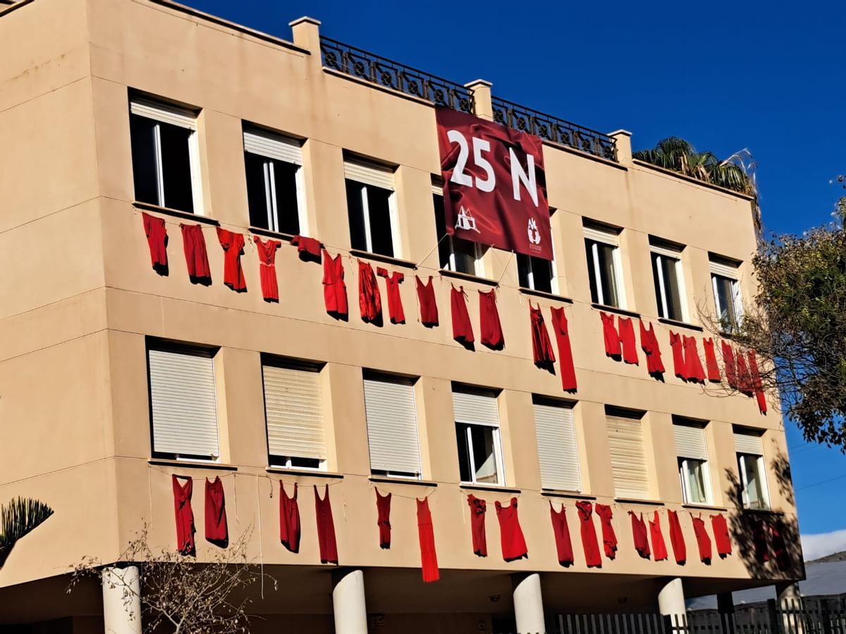 Instalación en la fachada del IES Alfaguar de Torrox con motivo del 25N.