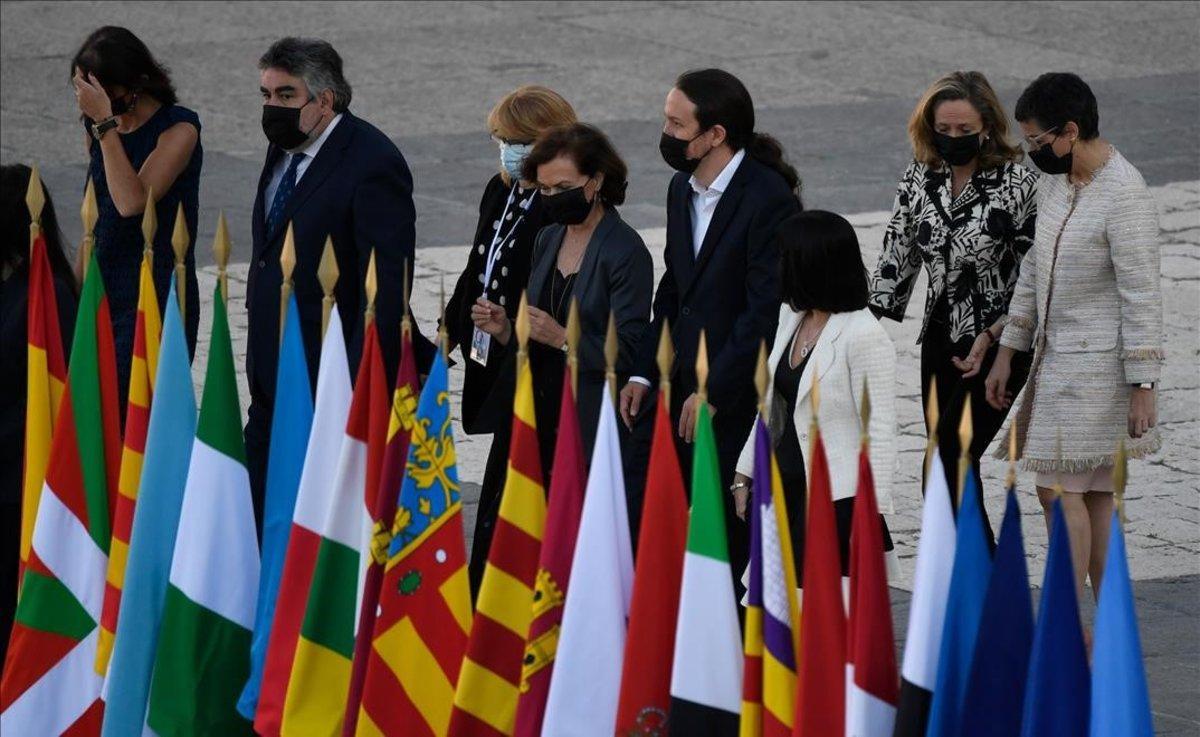 Ministros del Gobierno llegan al acto de homenaje.