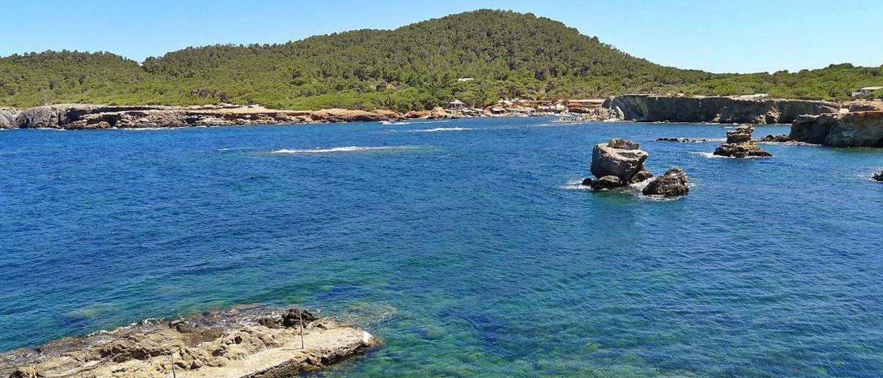 La costa baja entre es Canal d&#039;en Martí y sa Punta de ses Eres Roges.