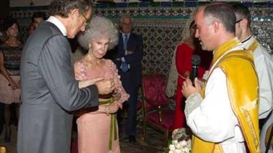 Alfonso Díez coloca el anillo a la duquesa de Alba ante la atenta mirada del sacerdote, los padrinos, Carlos Fitz-James Stuart y Carmen Tello, y el resto de los invitados al enlace