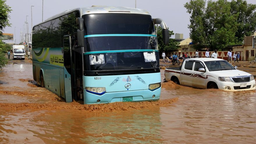 Vehículos atrapados por las inundaciones causadas por las fuertes lluvias en Jartum, Sudán.