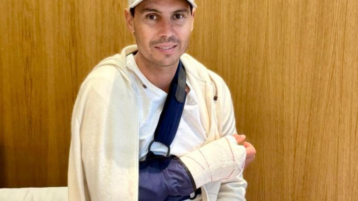 Rafa Nadal muestra su brazo operado