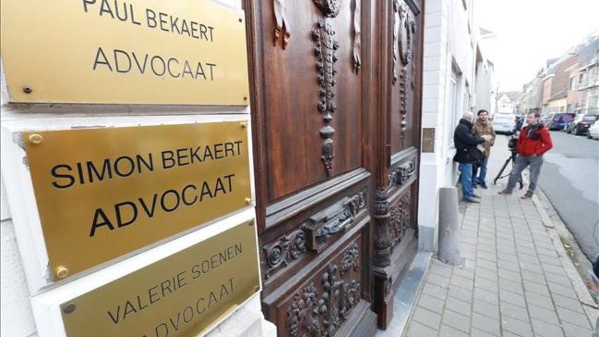 zentauroepp40772917 els periodistes esperen fora de les oficines de l advocat fl171101200810