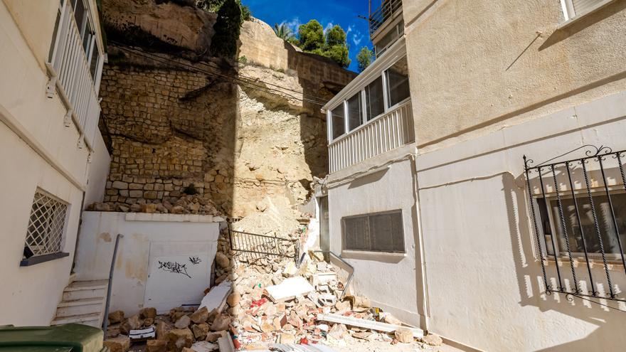 La complicada tarea de reparar el talud que cayó por las lluvias sobre un edificio en Benidorm