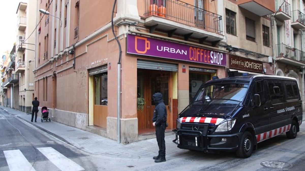 Agentes de los Mossos, durante el operativo policial en la calle Daoiz y Velarde, en Sants, este martes.