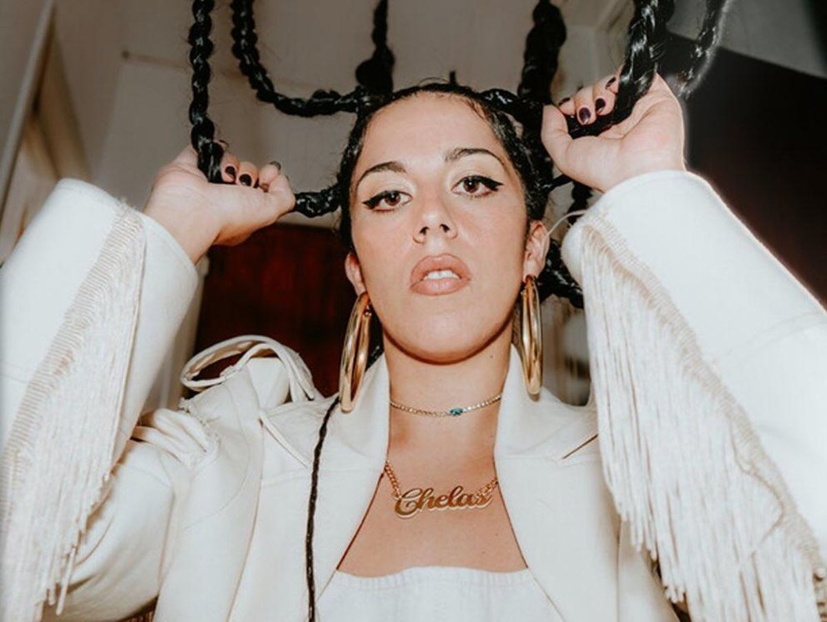 La cantante luciendo un colgante con el nombre de su barrio.