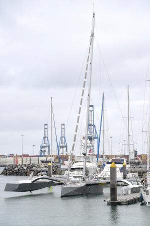 11-11-19 LAS PALMAS DE GRAN CANARIA. MUELLE DE CLUB NAUTICO. LAS PALMAS DE GRAN CANARIA. Trimaran multicasco que aquiere batir el recor de la vuelta al mundo atracado en la Marina del Real Club Nautico de Las Palmas de Gran Canaria. Fotos: Juan Castro.  | 11/11/2019 | Fotógrafo: Juan Carlos Castro