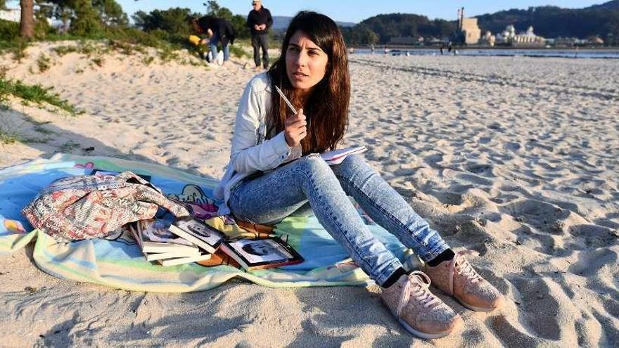 La escritora en la playa de Lourido (arriba) y el pen drive con el libro robado. // Gustavo Santos / Guardia Civil