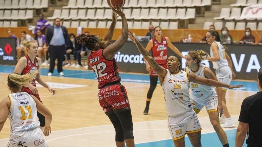 Chelsea Gray a punt de fer un tir a cistella en el partit de lliga contra el Clarinos a Fontajau